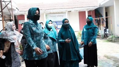 Warga Antre Mengikuti Kebut Vaksin Covid-19 PKK Gowa