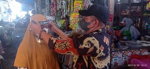 Perumda Pasar Makassar Bagi-bagi Faceshield ke Pedagang