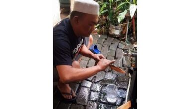 Pegiat Antikorupsi Djusman AR Mandikan Badik Warisan Leluhur, Ada Apa?