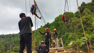 Relawan Bangun Jembatan dan Masjid Pasca Banjir dan Longsor di Luwu