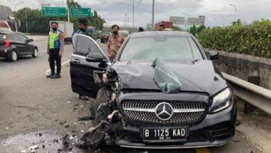 Mercedes-Benz E300 Melaju Lawan Tol JORR Tabrak Mobilio dan Innova