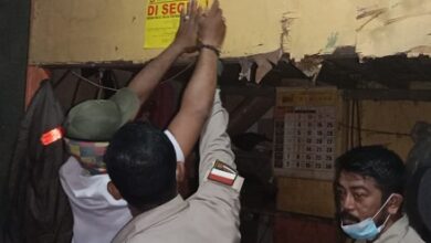 Tak Bayar Sewa, Perumda Pasar Segel Puluhan Kios di Pasar Kampung Baru