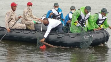 Lantamal VI Dan PIP Makassar Berkolabarasi Bersih Pantai Di Tengah Cuaca Ekstrem