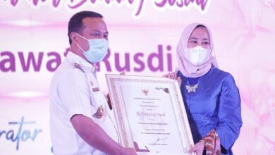 “Penghargaan ini pengakuan bahwa perempuan memang andal di berbagai bidang. Seperti halnya pada bidang percepatan pergerakan vaksinasi. Jika mellihat maka percepatan itu, banyak dari kerja-kerja TP PKK, Dharma wanita, ibu-ibu Forkopimda. Yang dengan aktif turun mensosialisasikan dan mengajak masyarakat untuk melakukan vaksinasi,” ujarnya. Selain itu, Plt. Gubernur Sulsel juga menyampaikan bahwa untuk saat ini akselerasi vaksinasi tercepat di Desember adalah Kabupataen Soppeng. Namun, capaian vaksinasi tertinggi ada di Kota Makassar. “Tidak mudah untuk melakukan percepatan vaksin kepada masyarakat. Sehingga mereka layak mendapatkan penghargaan. Demikian pula untuk permasalahan stunting. Di tahun sebelumnya masih berada di angka 35 persen. Alhamdulillah berkat kerja keras perempuan-perempuan Sulsel, akhir tahun ini angka stunting berada di 9,08 persen,” tambahnya. (hms/*)