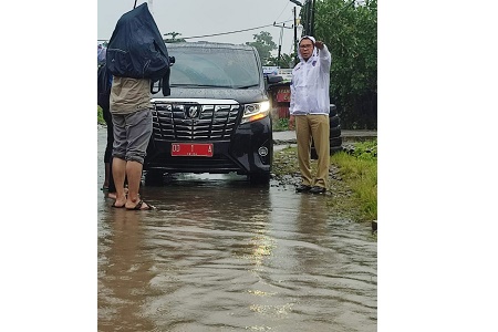 Wali Kota Danny Tinjau Paccerakkang di Tengah Guyuran Hujan Deras