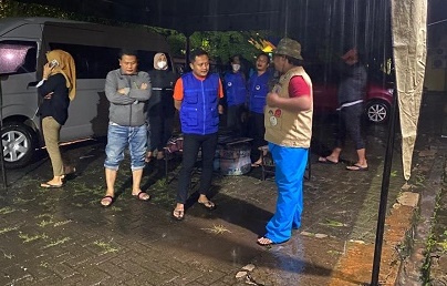 Hujan Deras, Sahabat Fatma Bikin Posko di Perumnas Antang Antisipasi Dampak Banjir