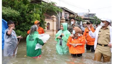 Banjir Makassar, Danny Tembus Kepungan Air Untuk Pastikan Logistik 3.600 Pengungsi Terpenuhi