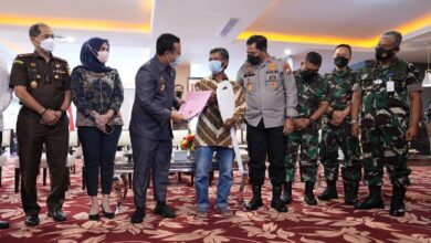 Plt Gubernur Sulsel, Menyerahkan Langsung Hadiah 1 Unit Mobil Gebyar Kebut Vaksinasi