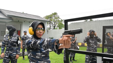 Srikandi Laut Lantamal VI Makassar Latihan Menembak {istol di Lapangan Tembak Mako Lantamal VI