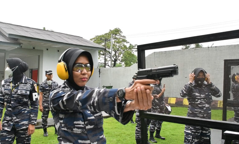 Srikandi Laut Lantamal VI Makassar Latihan Menembak {istol di Lapangan Tembak Mako Lantamal VI