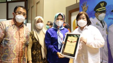 Wawali Fatma Menyerahkan Penghargaan Kepada Pihak Yang Menyukseskan Vaksinasi Makassar