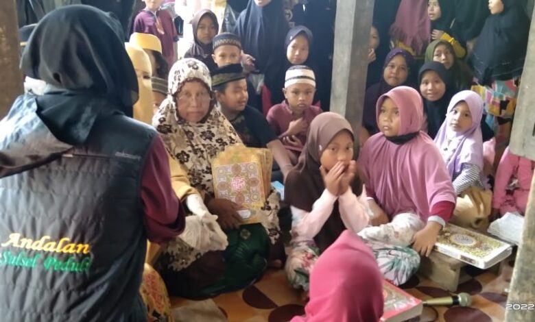 Tim Andalan Peduli Sulsel Salurkan Bantuan Al-Qur'an Dari Plt Gubernur di Dua Ttitik di Kabupaten Pinrang