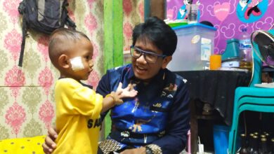Plt Gubernur Sulsel, Andi Sudirman Sulaiman Beri Bantuan Bayi Korban Busur