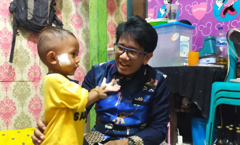 Plt Gubernur Sulsel, Andi Sudirman Sulaiman Beri Bantuan Bayi Korban Busur