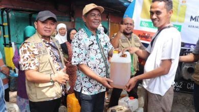 Disperindag Kota Makassar - CV. Duta Abadi Jaya Gelar Operasi Pasar Minyak Curah di Pasar Sambung Jawa