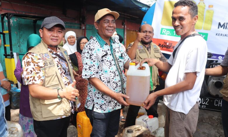 Disperindag Kota Makassar - CV. Duta Abadi Jaya Gelar Operasi Pasar Minyak Curah di Pasar Sambung Jawa