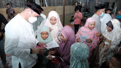 Tarawih Keliling, Adnan Diserbu Anak-Anak Isi Buku Amaliah Ramadan
