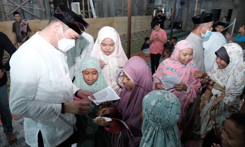 Tarawih Keliling, Adnan Diserbu Anak-Anak Isi Buku Amaliah Ramadan