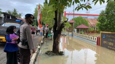 Brimob Bone Terjunkan Tim SAR Sisir Wilayah Dibeberapa Desa Yang Terendam Bajir