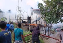 Diduga Arus Pendek, Satu Rumah Panggung Di Tellusittinge Hangus Terbakar Beserta Isinya