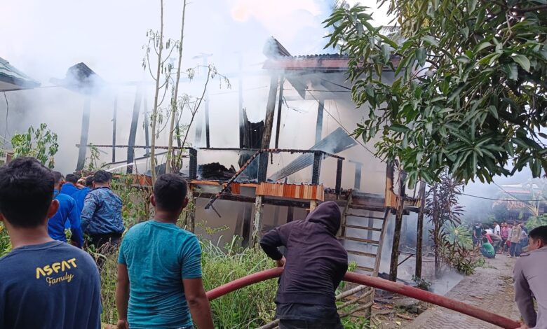 Diduga Arus Pendek, Satu Rumah Panggung Di Tellusittinge Hangus Terbakar Beserta Isinya