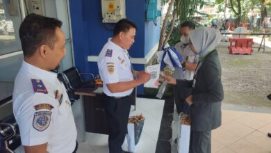 UPTD PKB Dishub Makassar Beri Hadiah Kepada Pemilik Kendaraan Usai Uji KIR