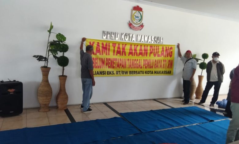 Desak Pemilu Raya Digelar, Aliansi Eks RTRW Kota Makassar Duduki Kantor DPRD