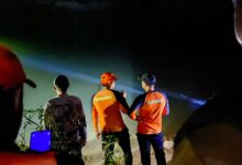 Tim Sar Cari Remaja Yang Hilang Saat Sedang Berenang Disungai