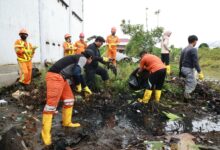 BTIIG Tunjukkan Komitmen Lingkungan Lewat Penanaman Pohon dan Aksi Bersih-Bersih Drainase